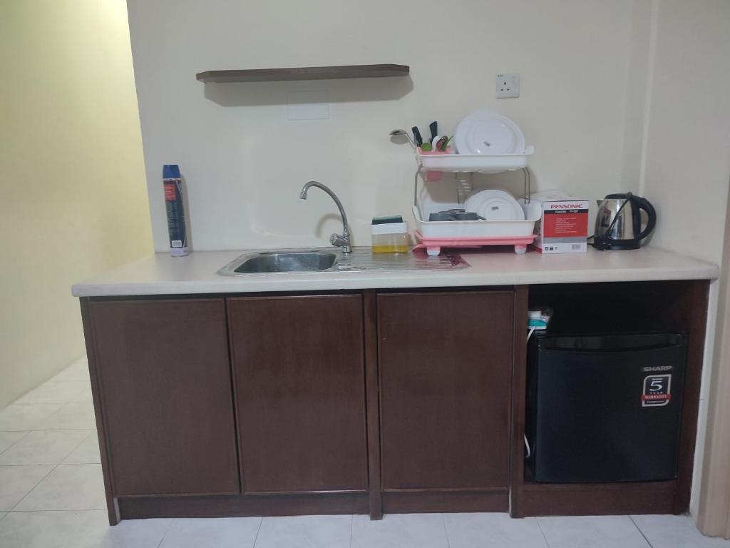 eine Küche mit einer Spüle und einer Arbeitsplatte in der Unterkunft Sofea Inn Bukit Merah - Laketown A6153 in Kampong Selemat