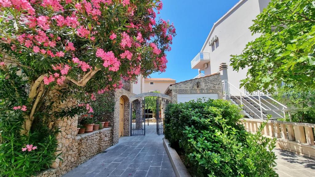 Zahrada ubytování Apartments Iko Nemira