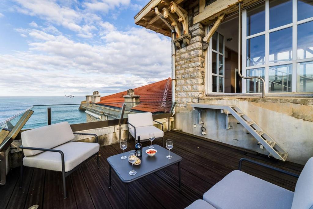 Cette maison dispose d'un balcon avec vue sur l'océan. dans l'établissement LIGHTHOUSE KEYWEEK Apartment Biarritz, à Biarritz