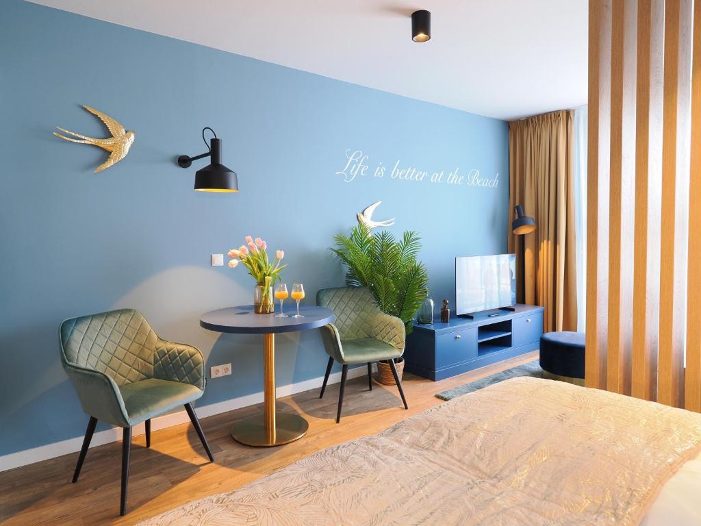 Un pat sau paturi într-o cameră la Seebrücke Heringsdorf - 1-Raum-Appartement mit Balkon S7a