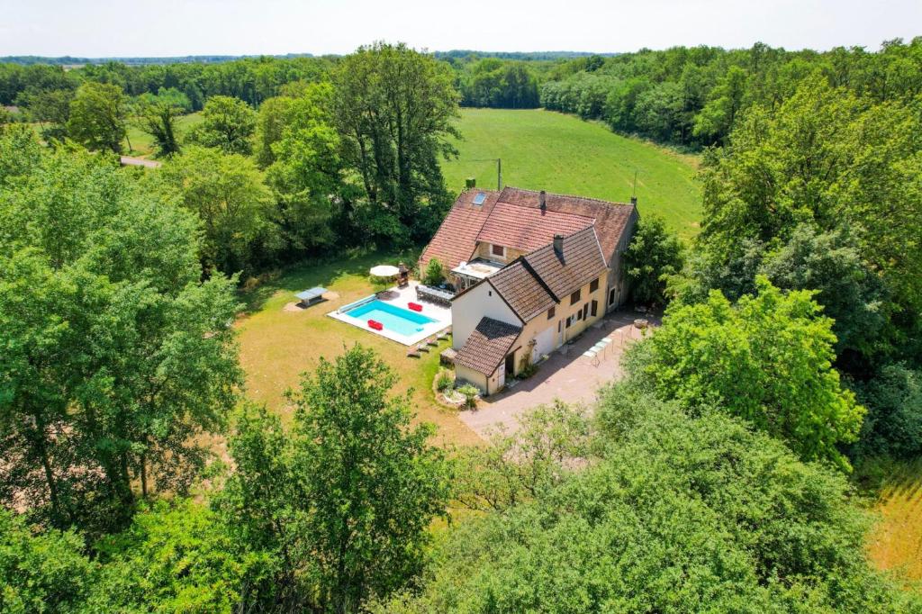 eine Luftansicht eines Hauses mit Pool in der Unterkunft Crazy Villa Margotterie 58 - Heated pool - 2h from Paris - 30p in La Celle-sur-Loire
