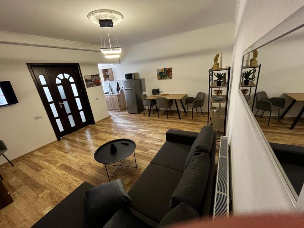 uma sala de estar com um sofá e uma mesa em beautiful apartment near opera in t'bilisi center em Tbilisi