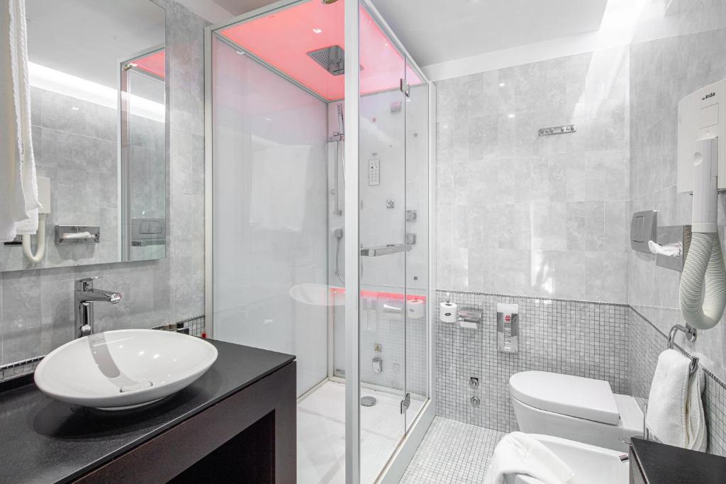 Koupelna v ubytování Monaco Suites Hotel