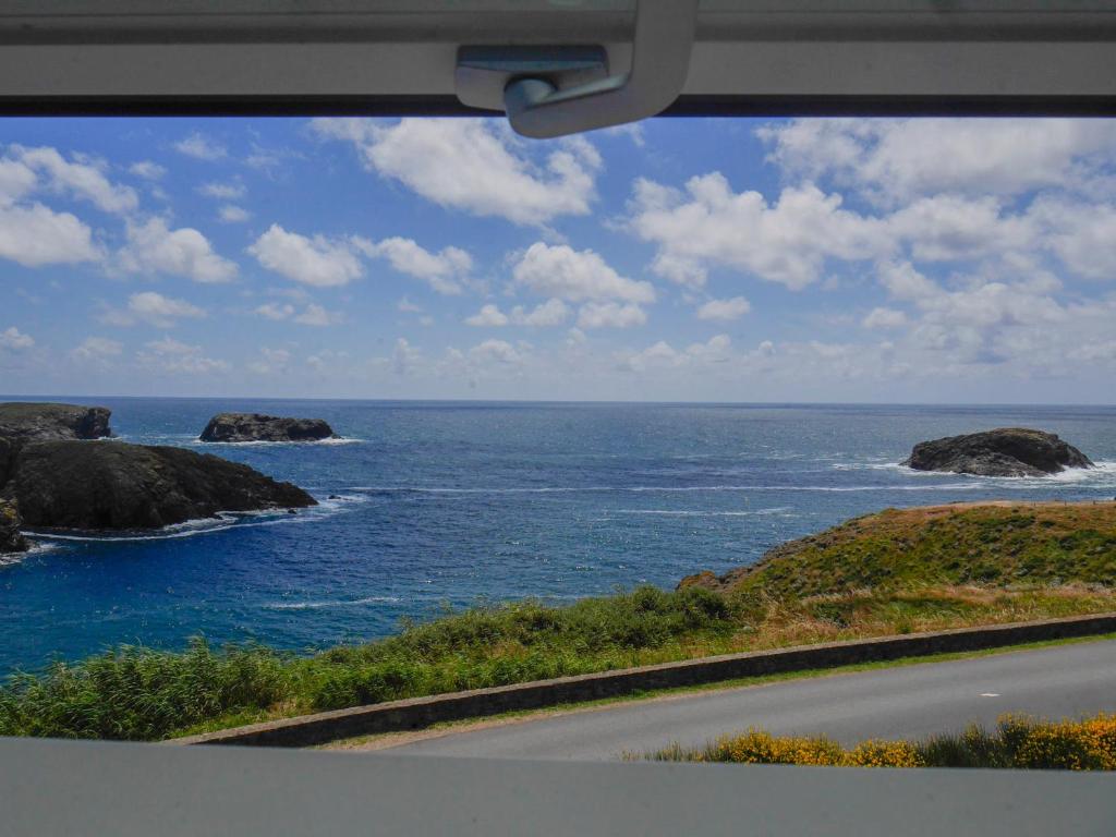 - une vue sur l'océan depuis la fenêtre du bus dans l'établissement Maison de Famille sur la Côte Sauvage - FR-1-418-204, à Bangor