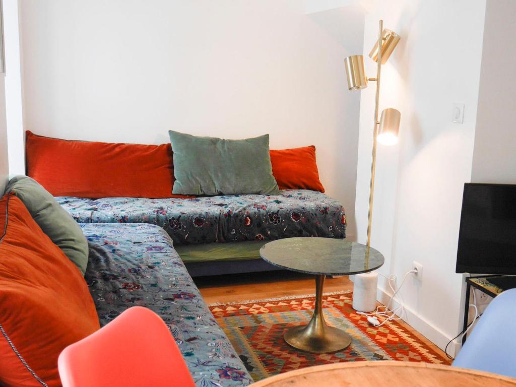 un soggiorno con un divano e un tavolo di Appartement refait à neuf, cœur de ville, proche plage, animaux acceptés - FR-1-418-230 a Le Palais
