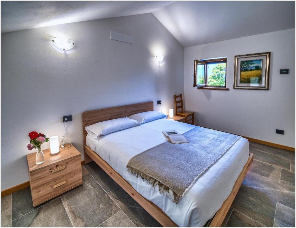 Een bed of bedden in een kamer bij Foresteria Lombarda San Rocco
