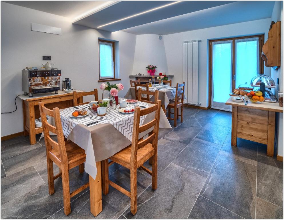 Een keuken of kitchenette bij Foresteria Lombarda San Rocco
