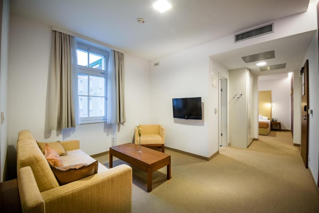 TV a/nebo společenská místnost v ubytování Rimske Terme Resort - Hotel Zdraviliški dvor