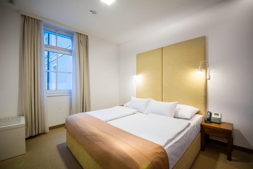 Postel nebo postele na pokoji v ubytování Rimske Terme Resort - Hotel Zdraviliški dvor