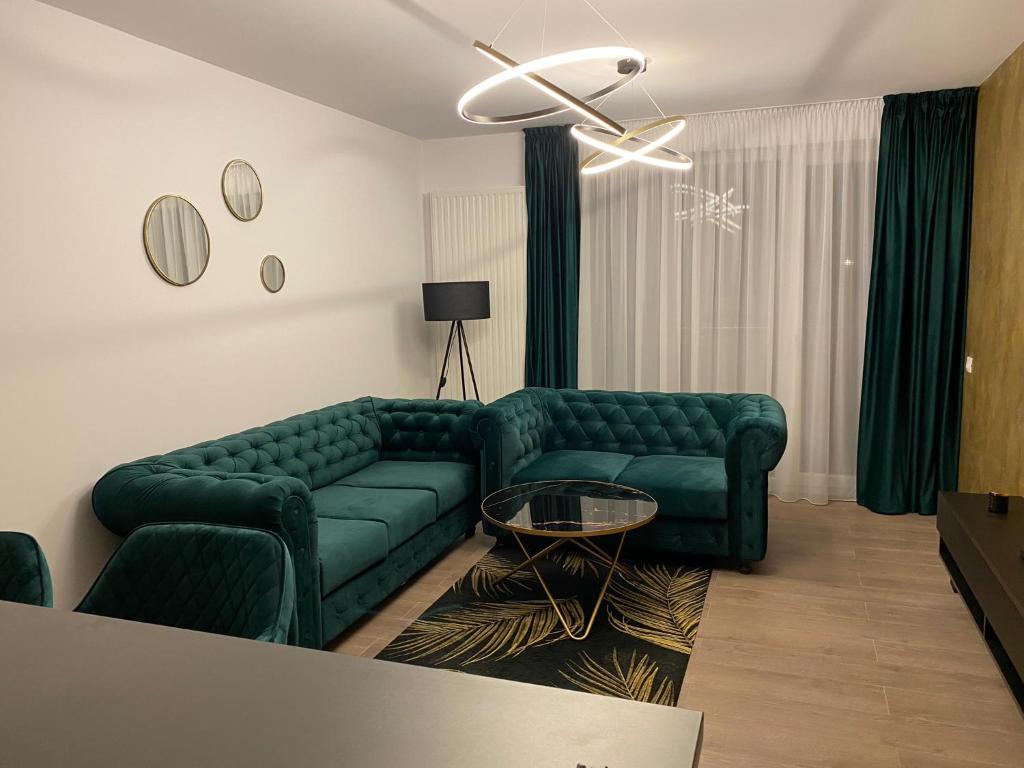 uma sala de estar com um sofá verde e uma mesa em Charming 1-Bed Apartment in Brasov em Brasov