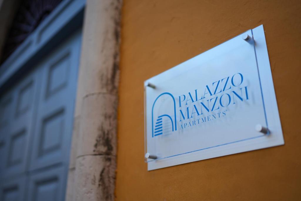 una señal en el lateral de un edificio en Palazzo Manzoni Apartments en Bari