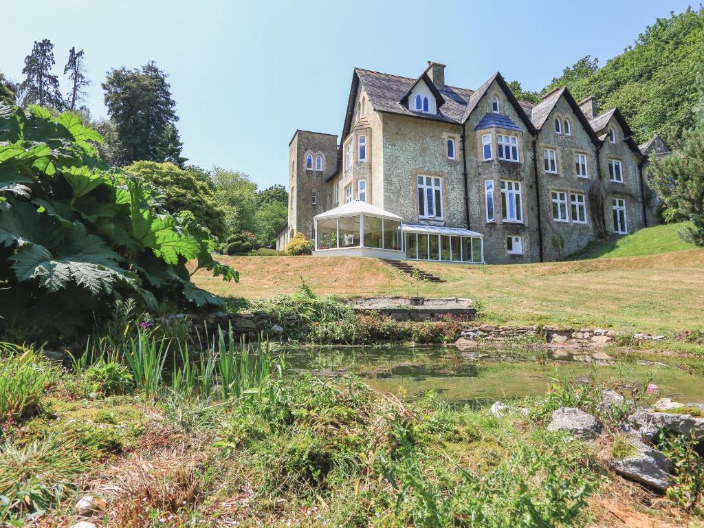 14 Sheplegh Court