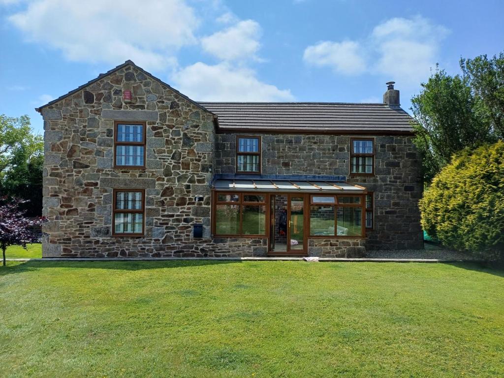 Cobweb cottage Set in the heart of Cornwall with far reaching sea