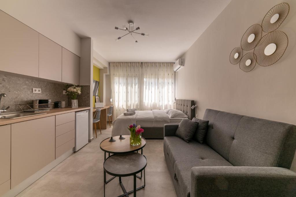 sala de estar con sofá y mesa en Koup Collection Suites, en Tesalónica