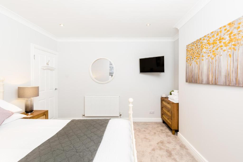 TV a/nebo společenská místnost v ubytování Boutique Basement 1 Bed Flat, central location, free parking, Wi-Fi, Sky, Netflix