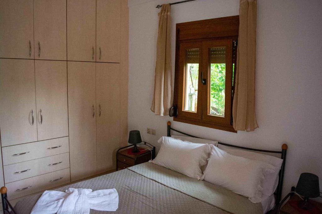 Postel nebo postele na pokoji v ubytování Efi's Guest House