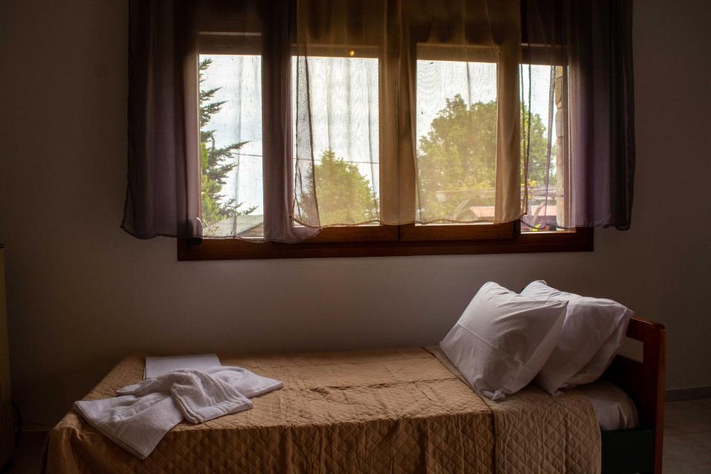 Postel nebo postele na pokoji v ubytování Efi's Guest House