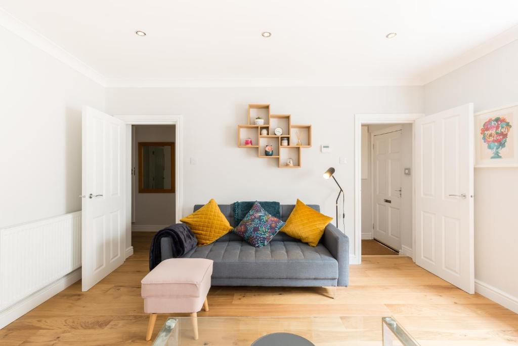 Posezení v ubytování Boutique Basement 1 Bed Flat, central location, free parking, Wi-Fi, Sky, Netflix