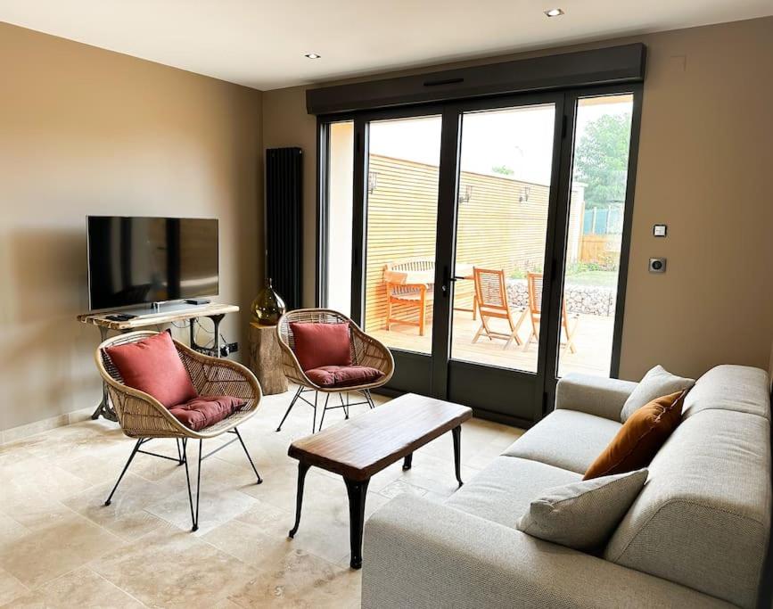 un salon avec un canapé, des chaises et une télévision dans l'établissement W27A - Splendide appartement à 3' de Giverny, à Limetz