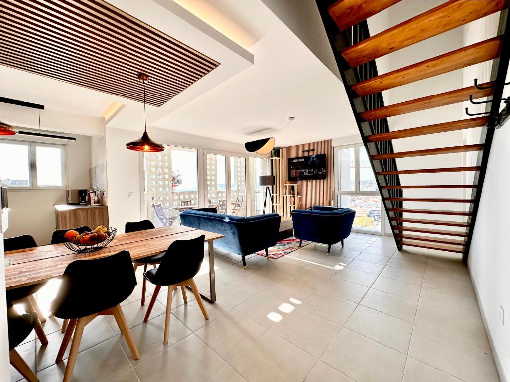 une cuisine et une salle à manger avec une table et des chaises dans l'établissement Duplex - Vue Mer exceptionnelle - Quartier Euromed-avec Box, à Marseille