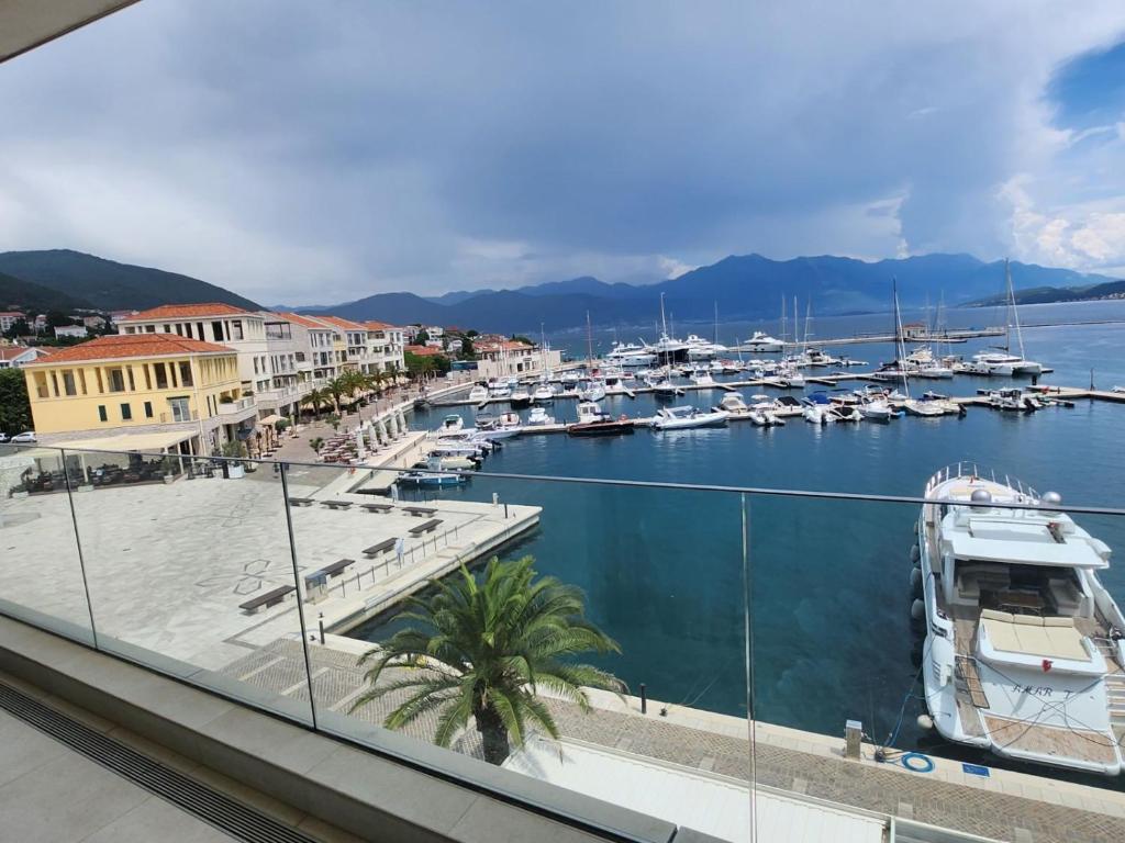 uma vista para uma marina com barcos na água em Portonovi - Marina Residences Sea View Apartment em Herceg-Novi