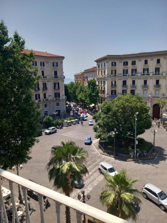 een stadsstraat met auto's geparkeerd op een parkeerplaats bij La Casa di Elvira in Napels