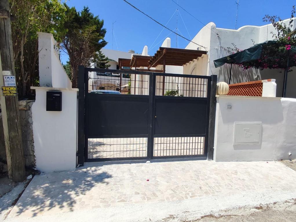 un cancello nero davanti a una casa di Villetta Gallipoli Baia Verde Tigli 33 a Gallipoli