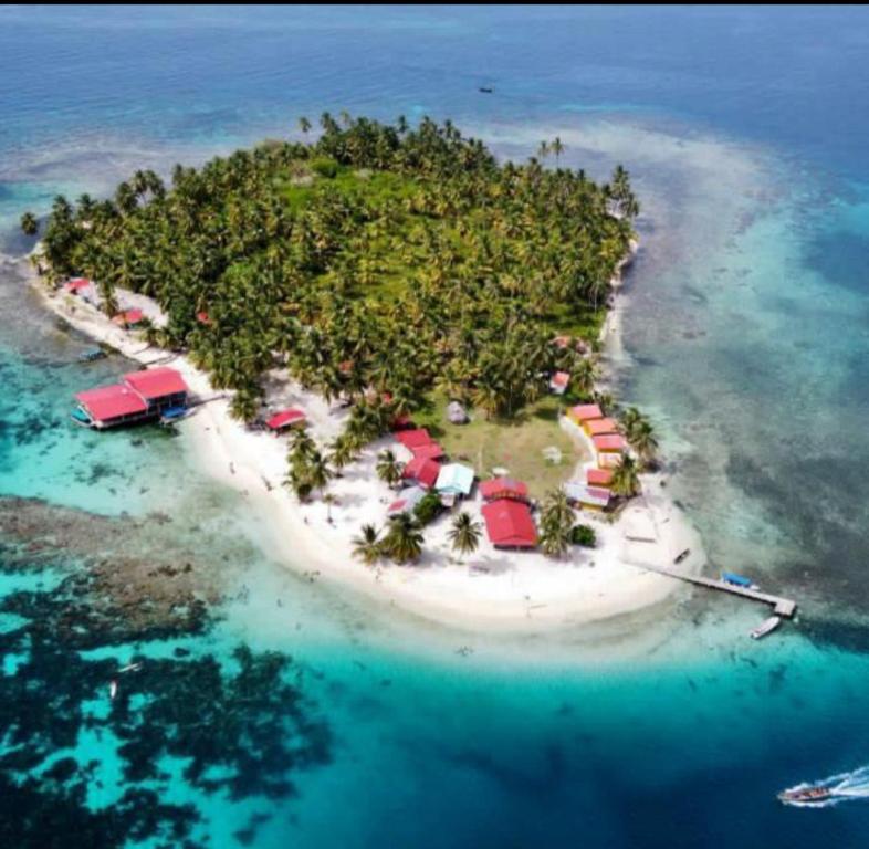 una isla en el océano con un grupo de complejos turísticos en Isla diablo cabañas en la orilla del mar baño compartido, en Cagantupo