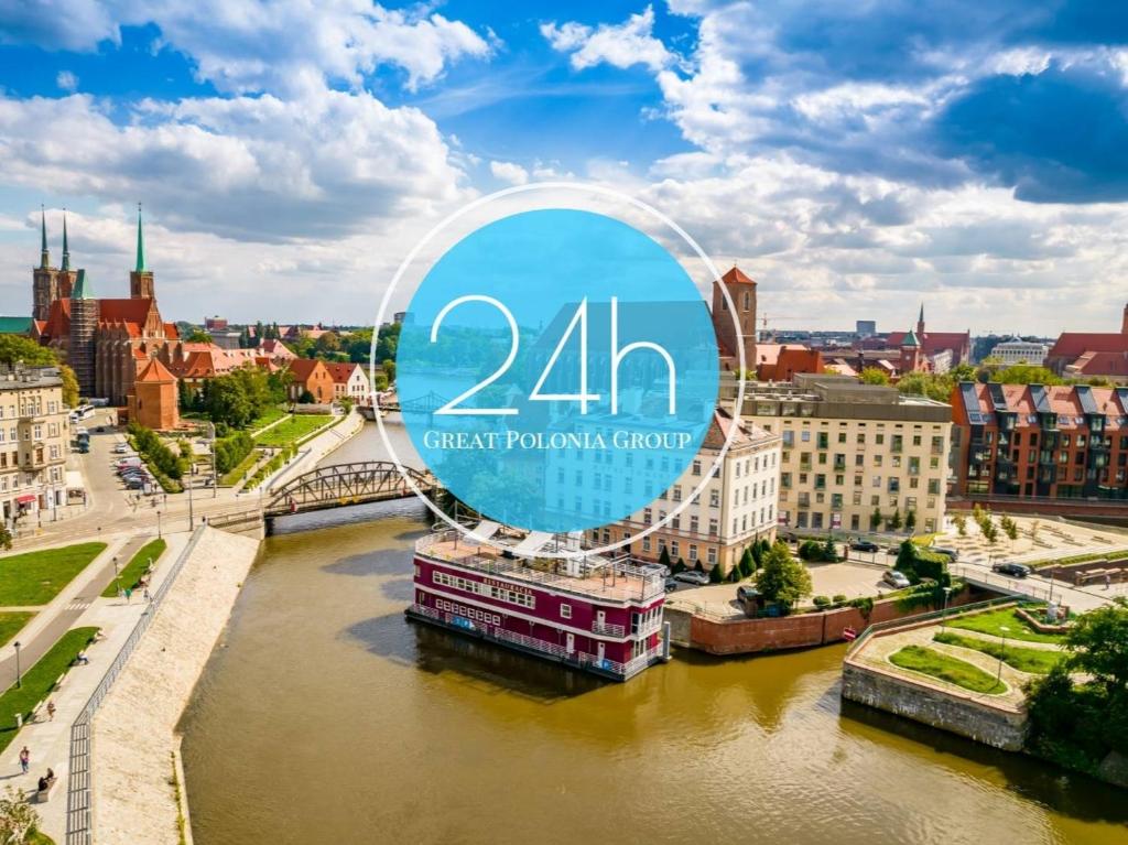 una vista de un río en una ciudad con un cartel que lee a los huéspedes en Great Polonia River Boat Apartments Wrocław en Wroclaw
