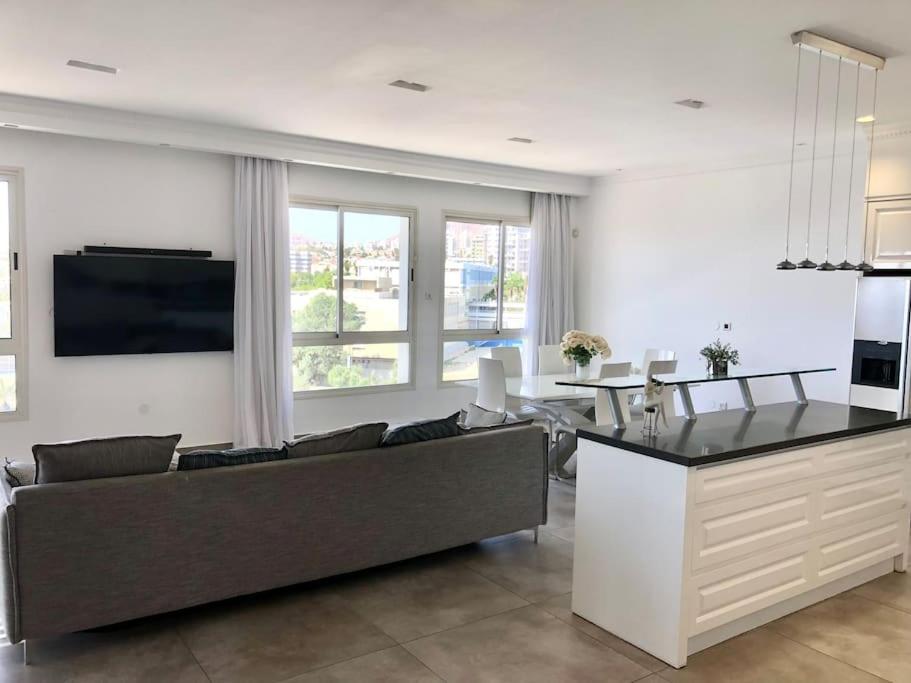 uma sala de estar com um sofá e uma mesa em Private Pool Luxury Penthouse em Eilat