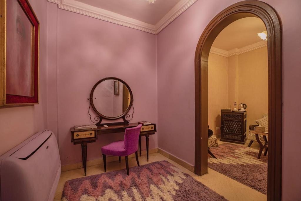 a dressing room with a vanity and a mirror at Le Riad Hotel de Charme in Cairo