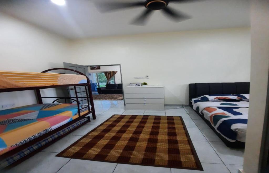 um quarto com 2 camas e uma ventoinha de tecto em Hostel KLIA em Sepang