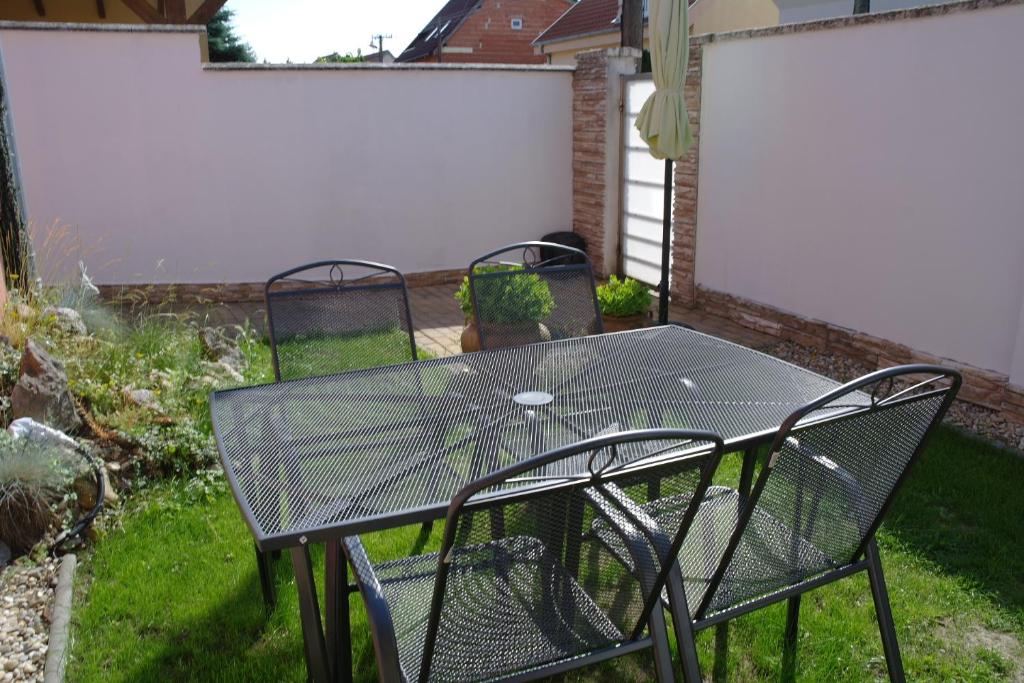 una mesa de patio y sillas en un patio en Rodinný dom Auris, en Piešťany