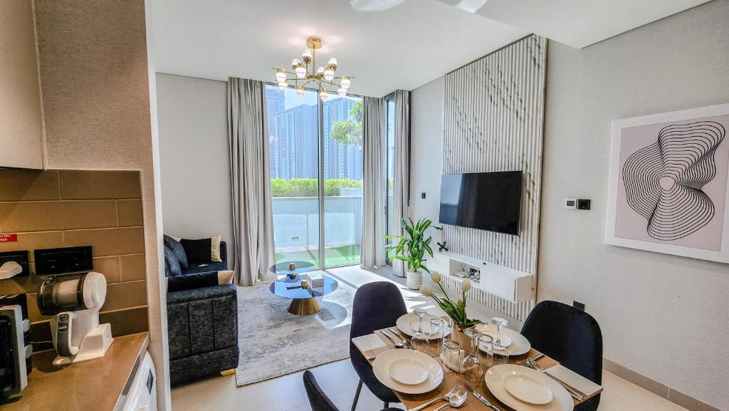 TV a/nebo společenská místnost v ubytování STAY BY LATINEM Luxury 1BR plus study Holiday Home CV B112 near Burj Khalifa
