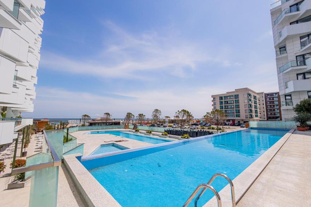 Swimming pool sa o malapit sa Miramare Apartment in Infinity Beach Resort - parking