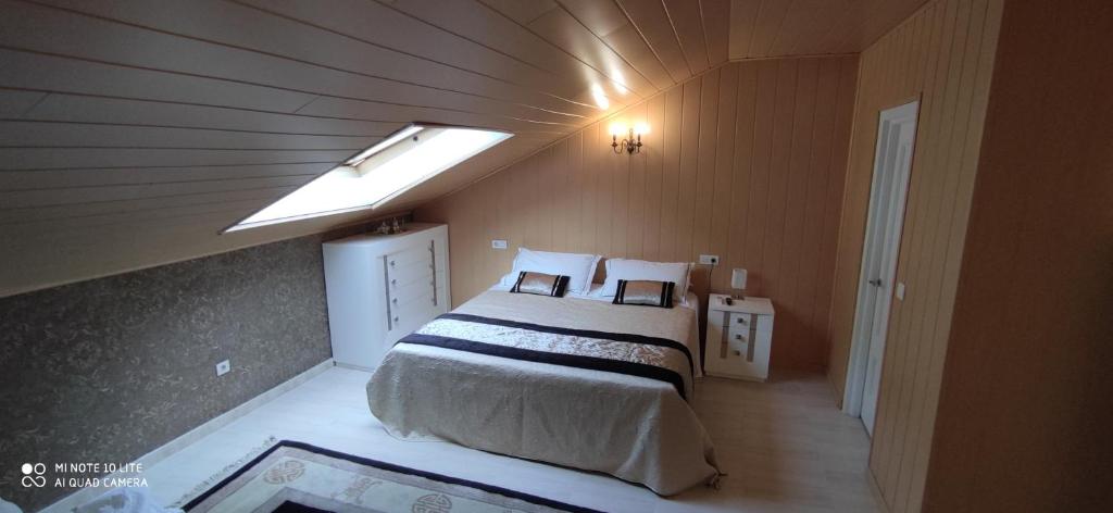 ein Schlafzimmer mit einem großen Bett im Dachgeschoss in der Unterkunft DUPLEX FUENGIROLA CENTRO 3 dormitorios in Fuengirola