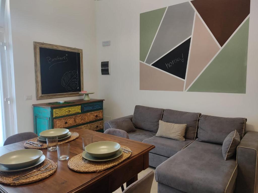 uma sala de estar com um sofá e uma mesa em La Casetta di Gio' con Parcheggio em Lerici
