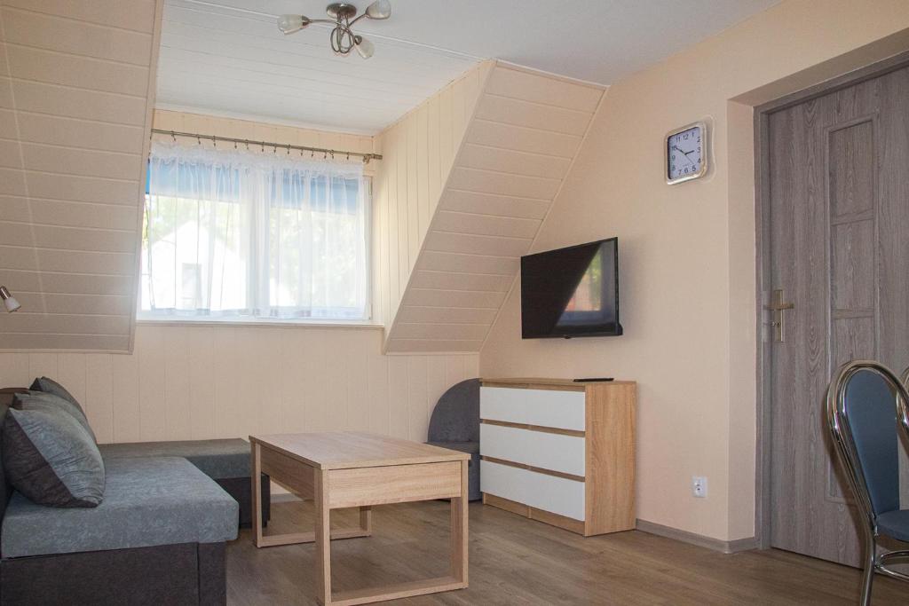 TV a/nebo společenská místnost v ubytování Sztil - Apartamenty i drewniane domki