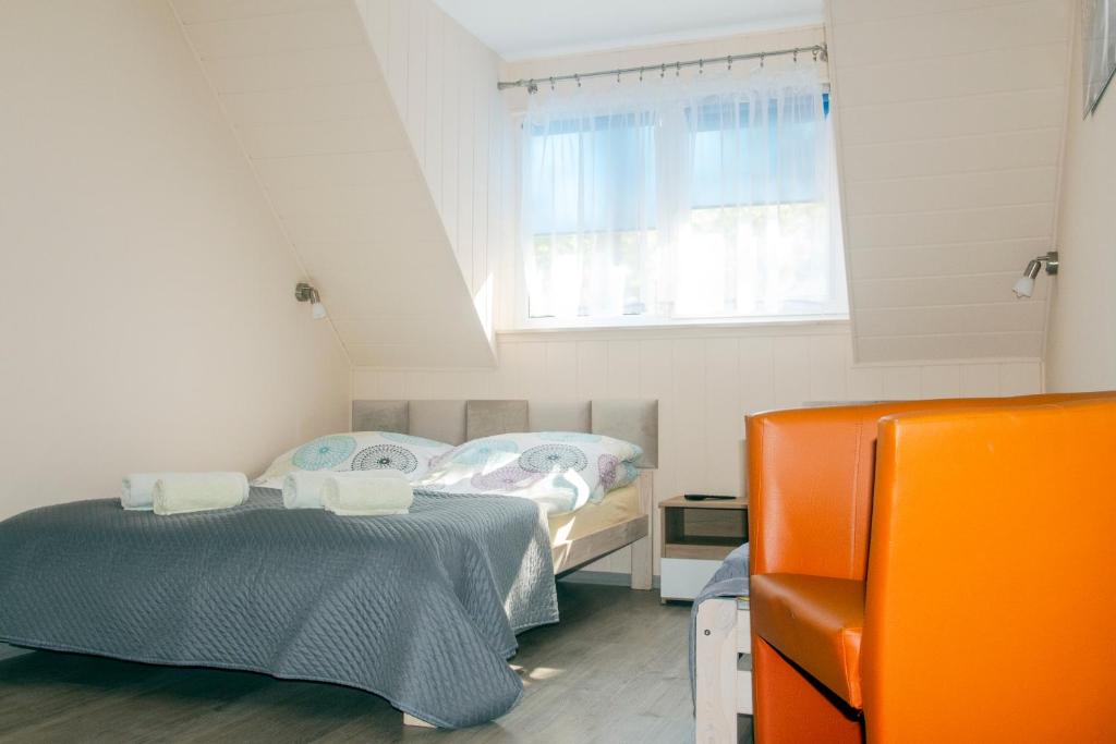 Postel nebo postele na pokoji v ubytování Sztil - Apartamenty i drewniane domki