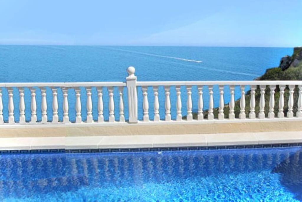 - un rail blanc à côté d'une piscine donnant sur l'océan dans l'établissement VILLA BUENA VISTA, à Cumbre del Sol