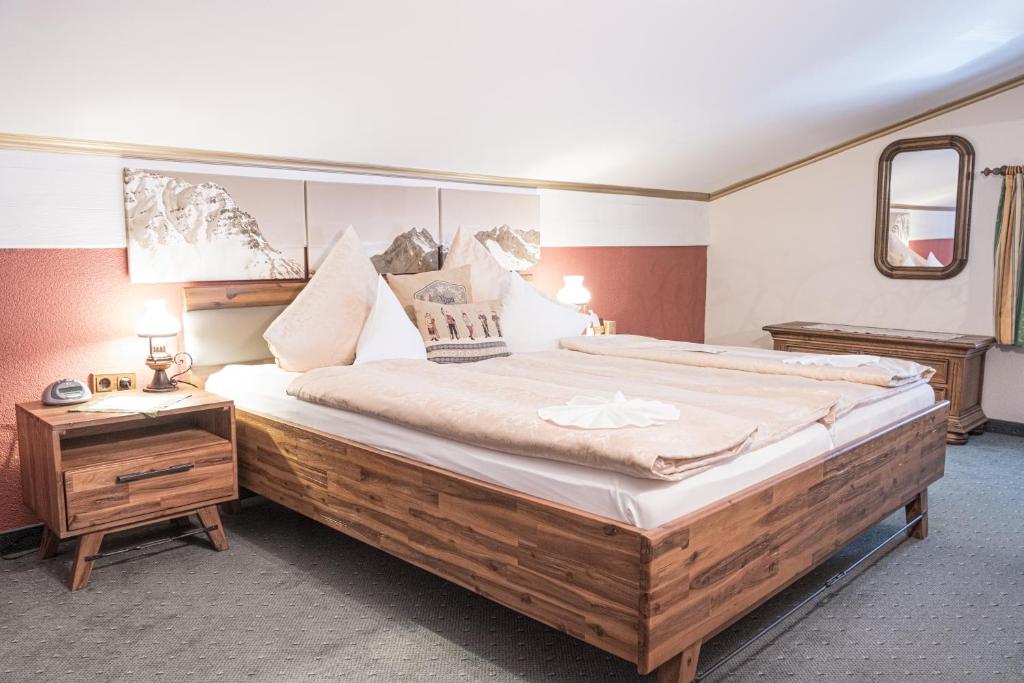 Postel nebo postele na pokoji v ubytování Hotel Jagdhaus Monzabon