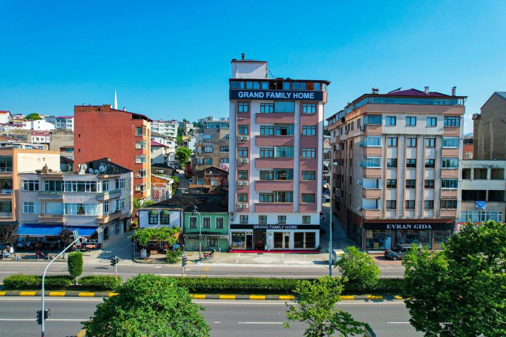 wysoki budynek z znakiem ulicznym na górze w obiekcie GRAND FAMILY HOME w mieście Soğuksu
