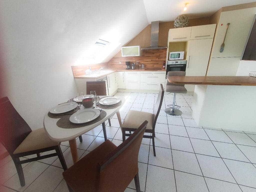 Kuchyň nebo kuchyňský kout v ubytování Hotel Alicia Auray Le Bono
