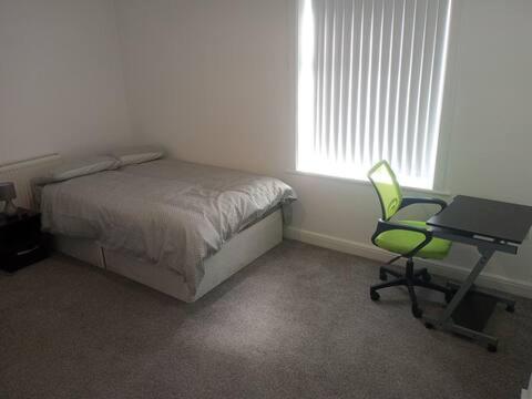 1 dormitorio con cama, escritorio y silla en Ensuite Double-bed (E4) close to Burnley city ctr., en Burnley