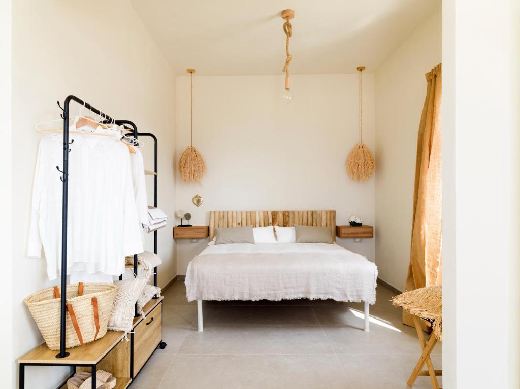 um quarto com uma cama e uma janela em Kartika Charming House em Lampedusa