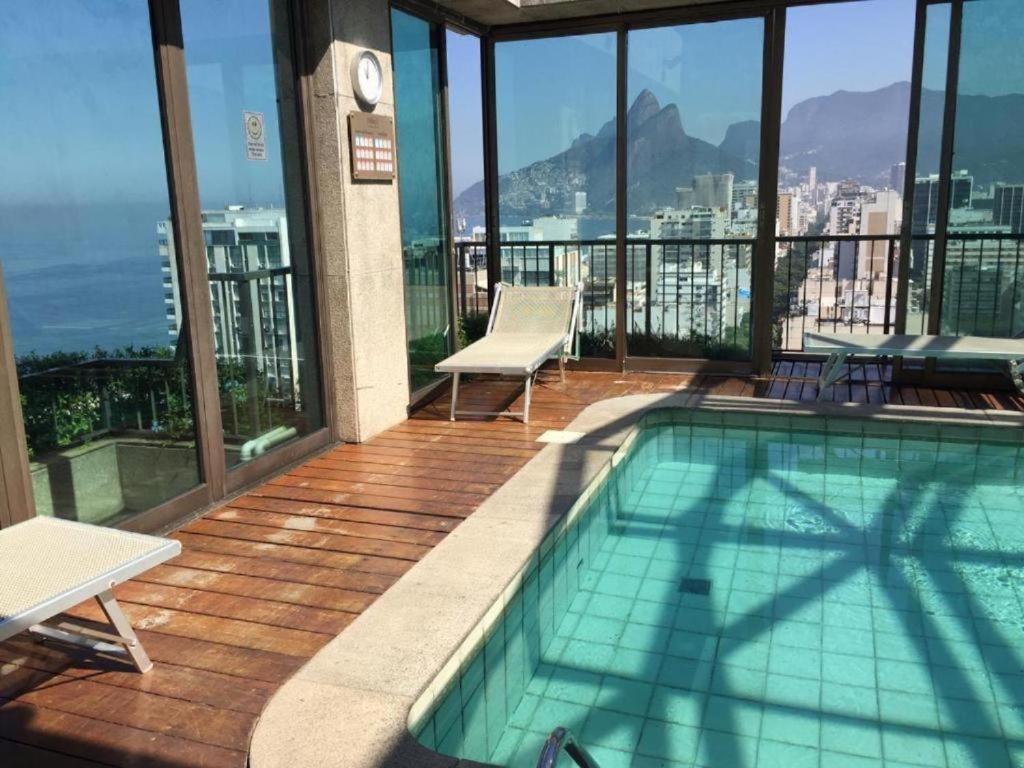 una piscina en el balcón de un edificio en Ipanema Tiffanys, en Río de Janeiro