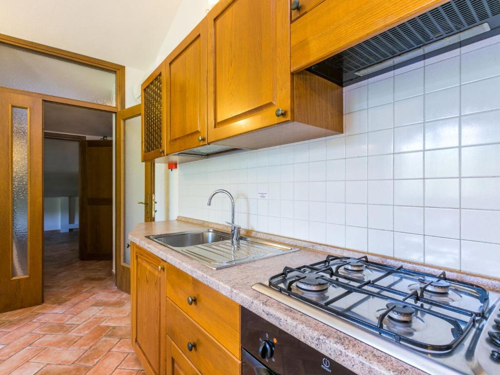 Kuchyň nebo kuchyňský kout v ubytování Apartment Montereggi-4 by Interhome