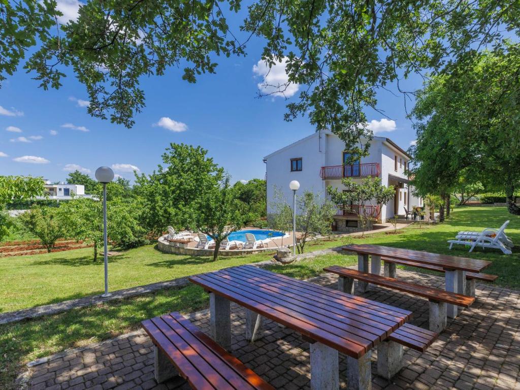 stół piknikowy w parku z budynkiem w obiekcie Apartment Ana-2 by Interhome w mieście Jehnići