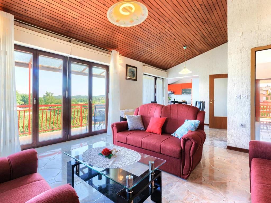 salon z czerwoną kanapą i stołem w obiekcie Apartment Ana-2 by Interhome w mieście Jehnići