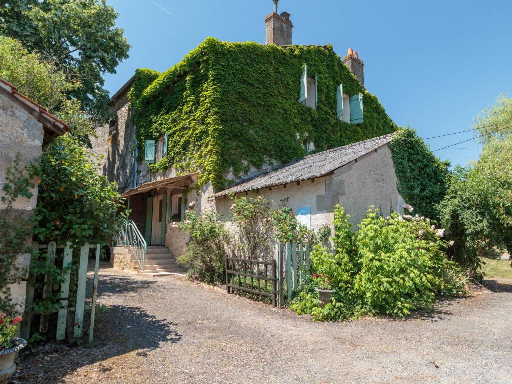 una casa llena de hiedra con una puerta delante de ella en Holiday Home Le Jardin de Timothee by Interhome, en Bourg-Archambault